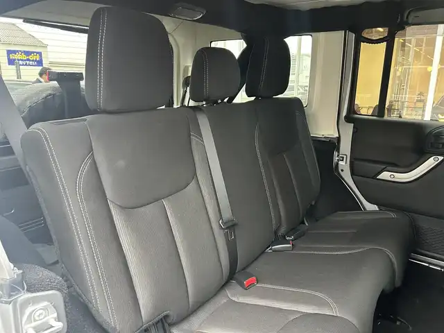 クライスラー・ジープ ジープ ラングラー アンリミテッド サハラ 福岡県 2017(平29)年 3.8万km ビレットシルバー クルーズコントロール　/純正ナビ　/フルセグTV/バックカメラ　/サイドカメラ　/オートライト/ステアリングスイッチ　/純正フロアマット　/前方ドライブレコーダー　/純正１８インチアルミホイール　/ＥＴＣ