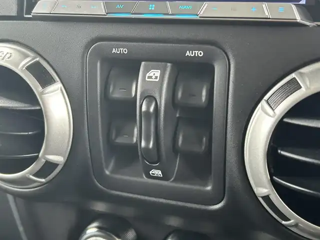 クライスラー・ジープ ジープ ラングラー アンリミテッド サハラ 福岡県 2017(平29)年 3.8万km ビレットシルバー クルーズコントロール　/純正ナビ　/フルセグTV/バックカメラ　/サイドカメラ　/オートライト/ステアリングスイッチ　/純正フロアマット　/前方ドライブレコーダー　/純正１８インチアルミホイール　/ＥＴＣ