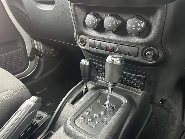 クライスラー・ジープ ジープ ラングラー アンリミテッド サハラ 福岡県 2017(平29)年 3.8万km ビレットシルバー クルーズコントロール　/純正ナビ　/フルセグTV/バックカメラ　/サイドカメラ　/オートライト/ステアリングスイッチ　/純正フロアマット　/前方ドライブレコーダー　/純正１８インチアルミホイール　/ＥＴＣ