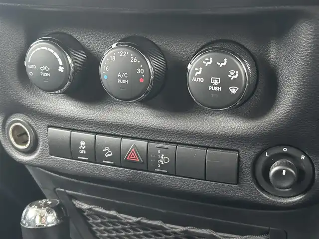 クライスラー・ジープ ジープ ラングラー アンリミテッド サハラ 福岡県 2017(平29)年 3.8万km ビレットシルバー クルーズコントロール　/純正ナビ　/フルセグTV/バックカメラ　/サイドカメラ　/オートライト/ステアリングスイッチ　/純正フロアマット　/前方ドライブレコーダー　/純正１８インチアルミホイール　/ＥＴＣ