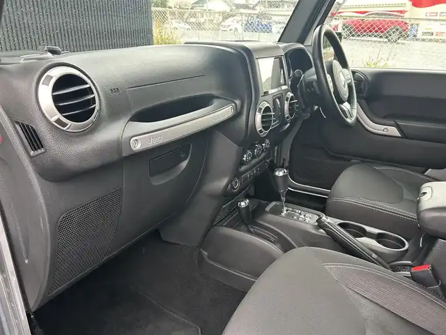 クライスラー・ジープ ジープ ラングラー アンリミテッド サハラ 福岡県 2017(平29)年 3.8万km ビレットシルバー クルーズコントロール　/純正ナビ　/フルセグTV/バックカメラ　/サイドカメラ　/オートライト/ステアリングスイッチ　/純正フロアマット　/前方ドライブレコーダー　/純正１８インチアルミホイール　/ＥＴＣ