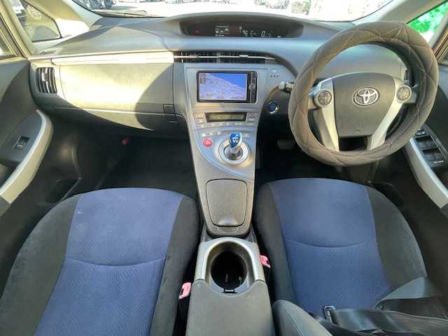 トヨタ プリウス S 茨城県 2012(平24)年 19.7万km スーパーホワイトⅡ ナビ/－ＢＴ／ＡＭ／ＦＭ／ＣＤ／フルセグＴＶ／ＤＶＤ　/ＥＴＣ　/１７インチｓｃｈｎｅｉｄｅｒアルミホイール　/純正フロアマット　/スマートキー　/プッシュスタート　/オートエアコン　/オートライト　/Ｗエアバッグ/電動格納ミラー