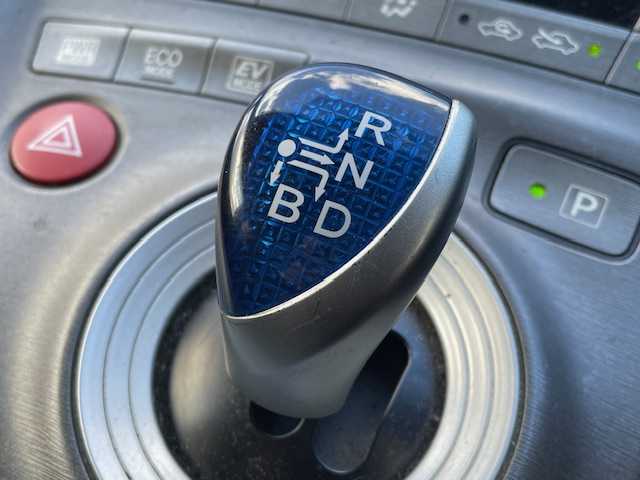 トヨタ プリウス S 茨城県 2012(平24)年 19.7万km スーパーホワイトⅡ ナビ/－ＢＴ／ＡＭ／ＦＭ／ＣＤ／フルセグＴＶ／ＤＶＤ　/ＥＴＣ　/１７インチｓｃｈｎｅｉｄｅｒアルミホイール　/純正フロアマット　/スマートキー　/プッシュスタート　/オートエアコン　/オートライト　/Ｗエアバッグ/電動格納ミラー