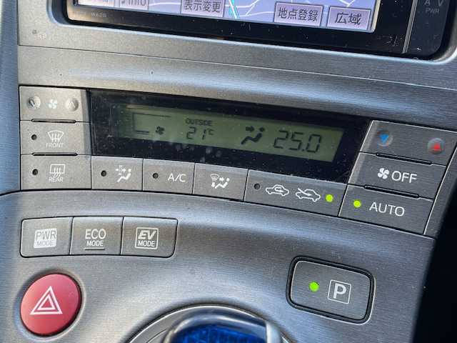 トヨタ プリウス S 茨城県 2012(平24)年 19.7万km スーパーホワイトⅡ ナビ/－ＢＴ／ＡＭ／ＦＭ／ＣＤ／フルセグＴＶ／ＤＶＤ　/ＥＴＣ　/１７インチｓｃｈｎｅｉｄｅｒアルミホイール　/純正フロアマット　/スマートキー　/プッシュスタート　/オートエアコン　/オートライト　/Ｗエアバッグ/電動格納ミラー