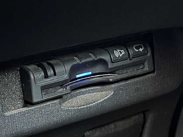 トヨタ プリウス S 茨城県 2012(平24)年 19.7万km スーパーホワイトⅡ ナビ/－ＢＴ／ＡＭ／ＦＭ／ＣＤ／フルセグＴＶ／ＤＶＤ　/ＥＴＣ　/１７インチｓｃｈｎｅｉｄｅｒアルミホイール　/純正フロアマット　/スマートキー　/プッシュスタート　/オートエアコン　/オートライト　/Ｗエアバッグ/電動格納ミラー