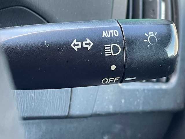 トヨタ プリウス S 茨城県 2012(平24)年 19.7万km スーパーホワイトⅡ ナビ/－ＢＴ／ＡＭ／ＦＭ／ＣＤ／フルセグＴＶ／ＤＶＤ　/ＥＴＣ　/１７インチｓｃｈｎｅｉｄｅｒアルミホイール　/純正フロアマット　/スマートキー　/プッシュスタート　/オートエアコン　/オートライト　/Ｗエアバッグ/電動格納ミラー