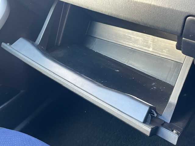 トヨタ プリウス S 茨城県 2012(平24)年 19.7万km スーパーホワイトⅡ ナビ/－ＢＴ／ＡＭ／ＦＭ／ＣＤ／フルセグＴＶ／ＤＶＤ　/ＥＴＣ　/１７インチｓｃｈｎｅｉｄｅｒアルミホイール　/純正フロアマット　/スマートキー　/プッシュスタート　/オートエアコン　/オートライト　/Ｗエアバッグ/電動格納ミラー