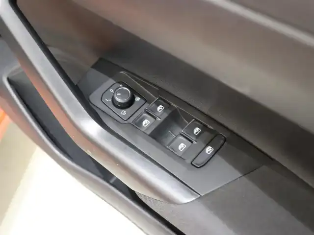 フォルクスワーゲン ポロ TSIコンフォートライン 静岡県 2019(平31)年 1.7万km エナジェティックオレンジメタリック １オーナー /discoverProパッケージ /純正ナビ/TV・CD・DVD/セーフティパッケージ/・ACC/・BSM/・パーキングアシスト/・衝突軽減ブレーキ/Carplay/バックカメラ/ETC2.0/スペアキー