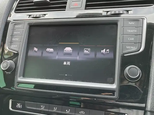 フォルクスワーゲン ゴルフ ヴァリアント TSI ハイライン BMテクノ 東京都 2014(平26)年 7.8万km オリックスホワイトパールエフェクト Discover Pro(ナビゲーションシステム)/・純正8インチナビ/(フルセグ/DVD/Bluetooth)/アダプティブクルーズコントール/プリクラッシュブレーキシステム/レーンキープアシストシステム/パークディスタンスコントロール/アダプティブシャシーコントロール/フロント&リアトラフィックアラート/電動パーキング/革巻きステアリング/ステアリングスイッチ/左右独立温度調整エアコン/純正フロアマット/ETC/スペアキー×1/取扱説明書