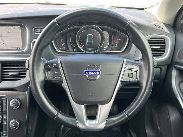 ボルボ Ｖ４０ T－4 スポーツ 茨城県 2014(平26)年 11.8万km パール 純正HDDナビ/クルーズコントロール/本革レザーシート/シートヒーター/パワーシート/ドライブレコーダー/ETC/バックカメラ/オートライト/HIDヘッドライト/純正17inアルミホイール/フロアマット