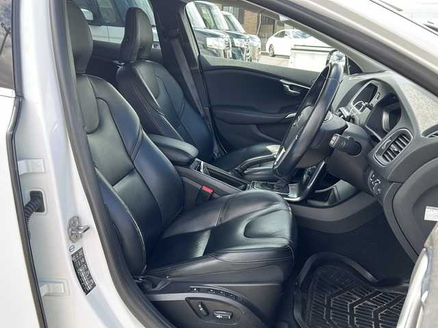 ボルボ Ｖ４０ T－4 スポーツ 茨城県 2014(平26)年 11.8万km パール 純正HDDナビ/クルーズコントロール/本革レザーシート/シートヒーター/パワーシート/ドライブレコーダー/ETC/バックカメラ/オートライト/HIDヘッドライト/純正17inアルミホイール/フロアマット