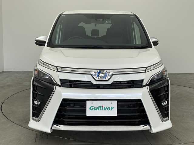 トヨタ ヴォクシー ハイブリッド ZS 煌Ⅱ 兵庫県 2019(令1)年 7.3万km ホワイトパールクリスタルシャイン ・トヨタセーフティーセンス/・プリクラッシュセーフティ/・レーンディバチャーアラート/・オートマチックハイビーム/・先行車発進告知機能/・パーキングサポートブレーキ/・誤発進抑制機能/・クリアランスソナー/・アルパイン製10インチナビ＆フルセグ＆BT＆DVD＆SD/・バックカメラ/・アルパイン製リアフリップダウンモニター/・両側パワースライドドア/・スマートキー/・プッシュスタート/・スペアキー/・フロアマット/・純正16インチアルミホイール/・後席エアコン/・LEDヘッドライト/・LEDフォグ/・オートライト/・横滑り防止装置/・前席シートヒーター/・社外前後ドライブレコーダー
