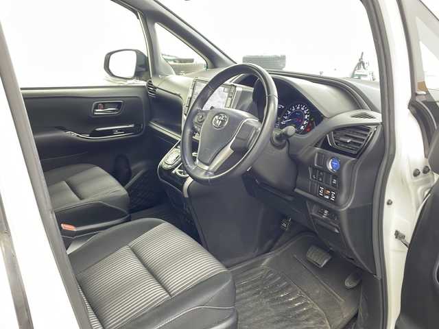 トヨタ ヴォクシー ハイブリッド ZS 煌Ⅱ 兵庫県 2019(令1)年 7.3万km ホワイトパールクリスタルシャイン ・トヨタセーフティーセンス/・プリクラッシュセーフティ/・レーンディバチャーアラート/・オートマチックハイビーム/・先行車発進告知機能/・パーキングサポートブレーキ/・誤発進抑制機能/・クリアランスソナー/・アルパイン製10インチナビ＆フルセグ＆BT＆DVD＆SD/・バックカメラ/・アルパイン製リアフリップダウンモニター/・両側パワースライドドア/・スマートキー/・プッシュスタート/・スペアキー/・フロアマット/・純正16インチアルミホイール/・後席エアコン/・LEDヘッドライト/・LEDフォグ/・オートライト/・横滑り防止装置/・前席シートヒーター/・社外前後ドライブレコーダー