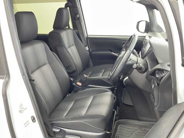 トヨタ ヴォクシー ハイブリッド ZS 煌Ⅱ 兵庫県 2019(令1)年 7.3万km ホワイトパールクリスタルシャイン ・トヨタセーフティーセンス/・プリクラッシュセーフティ/・レーンディバチャーアラート/・オートマチックハイビーム/・先行車発進告知機能/・パーキングサポートブレーキ/・誤発進抑制機能/・クリアランスソナー/・アルパイン製10インチナビ＆フルセグ＆BT＆DVD＆SD/・バックカメラ/・アルパイン製リアフリップダウンモニター/・両側パワースライドドア/・スマートキー/・プッシュスタート/・スペアキー/・フロアマット/・純正16インチアルミホイール/・後席エアコン/・LEDヘッドライト/・LEDフォグ/・オートライト/・横滑り防止装置/・前席シートヒーター/・社外前後ドライブレコーダー