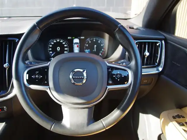 ボルボ Ｖ６０ T5 インスクリプション 埼玉県 2018(平30)年 3.4万km オニキスブラックP ベージュレザーシート/アダプティブクルーズコントロール/インテリセーフ/パノラミックスライディングル-フ/harman/kardon/Carplay/ブラインドスポットモニタ-/全周囲カメラ/HUD/ETC/フルセグTV/シートヒーター