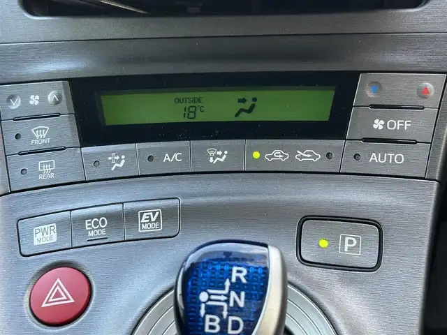 トヨタ プリウス S 熊本県 2012(平24)年 6.9万km ホワイトパールクリスタルシャイン 純正カーナビ/AM/FM/CD/TV/AUX/フォグランプ/ステアリングスイッチ/電動格納ミラー/ウィンカーミラー/ドアバイザー/トノカバー/純正フロアマット