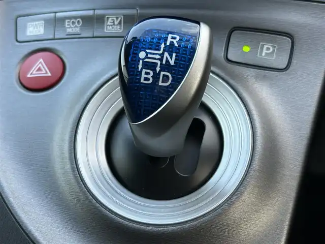 トヨタ プリウス S 熊本県 2012(平24)年 6.9万km ホワイトパールクリスタルシャイン 純正カーナビ/AM/FM/CD/TV/AUX/フォグランプ/ステアリングスイッチ/電動格納ミラー/ウィンカーミラー/ドアバイザー/トノカバー/純正フロアマット