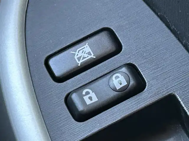 トヨタ プリウス S 熊本県 2012(平24)年 6.9万km ホワイトパールクリスタルシャイン 純正カーナビ/AM/FM/CD/TV/AUX/フォグランプ/ステアリングスイッチ/電動格納ミラー/ウィンカーミラー/ドアバイザー/トノカバー/純正フロアマット