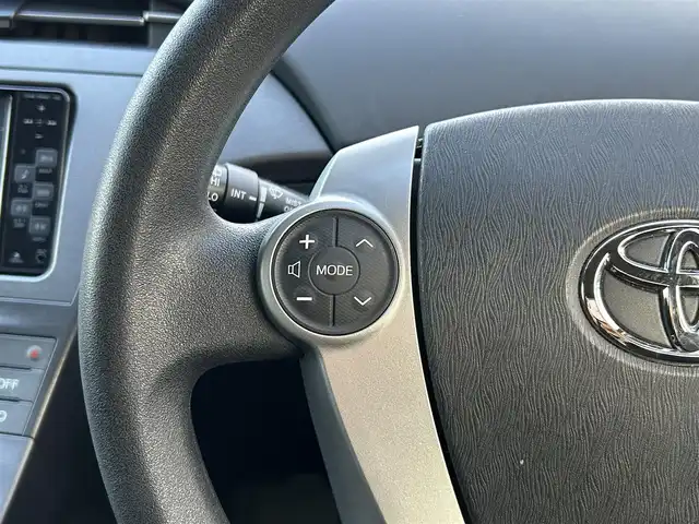 トヨタ プリウス S 熊本県 2012(平24)年 6.9万km ホワイトパールクリスタルシャイン 純正カーナビ/AM/FM/CD/TV/AUX/フォグランプ/ステアリングスイッチ/電動格納ミラー/ウィンカーミラー/ドアバイザー/トノカバー/純正フロアマット