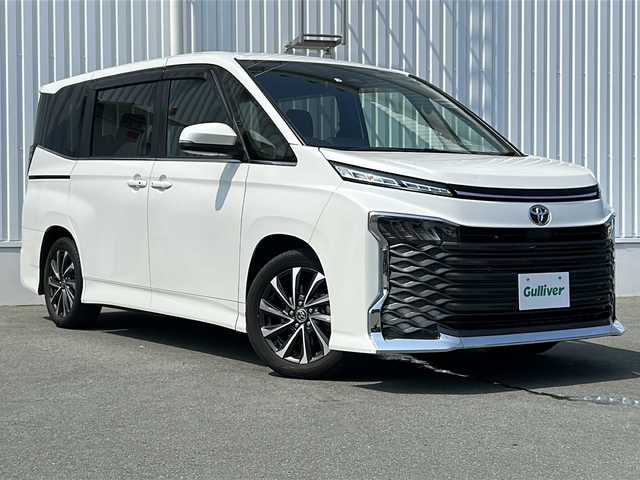 トヨタ ヴォクシー S－Z 三重県 2022(令4)年 4.5万km ホワイトパールクリスタルシャイン 純正ナビ/バックカメラ/両側パワースライドドア/ビルトインETC2.0/パワーバックドア/1・2列シートヒーター/革巻きステアリング/ステアリングリモコン/前後コーナーセンサー/電子パーキング/USB給電ポート/リヤサンシェード/スペアキー/オートハイビーム/純正フロアマット/オットマン/電動格納ミラー/禁煙車