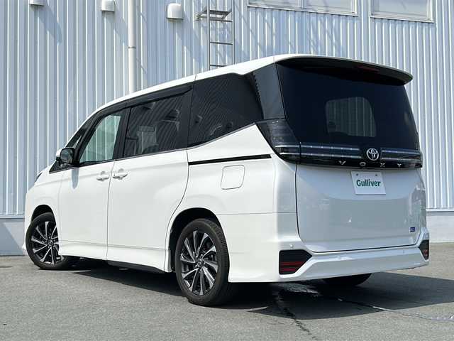トヨタ ヴォクシー S－Z 三重県 2022(令4)年 4.5万km ホワイトパールクリスタルシャイン 純正ナビ/バックカメラ/両側パワースライドドア/ビルトインETC2.0/パワーバックドア/1・2列シートヒーター/革巻きステアリング/ステアリングリモコン/前後コーナーセンサー/電子パーキング/USB給電ポート/リヤサンシェード/スペアキー/オートハイビーム/純正フロアマット/オットマン/電動格納ミラー/禁煙車