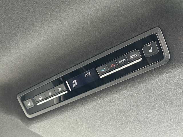 トヨタ ヴォクシー S－Z 三重県 2022(令4)年 4.5万km ホワイトパールクリスタルシャイン 純正ナビ/バックカメラ/両側パワースライドドア/ビルトインETC2.0/パワーバックドア/1・2列シートヒーター/革巻きステアリング/ステアリングリモコン/前後コーナーセンサー/電子パーキング/USB給電ポート/リヤサンシェード/スペアキー/オートハイビーム/純正フロアマット/オットマン/電動格納ミラー/禁煙車