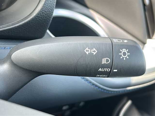 トヨタ ヴォクシー S－Z 三重県 2022(令4)年 4.5万km ホワイトパールクリスタルシャイン 純正ナビ/バックカメラ/両側パワースライドドア/ビルトインETC2.0/パワーバックドア/1・2列シートヒーター/革巻きステアリング/ステアリングリモコン/前後コーナーセンサー/電子パーキング/USB給電ポート/リヤサンシェード/スペアキー/オートハイビーム/純正フロアマット/オットマン/電動格納ミラー/禁煙車