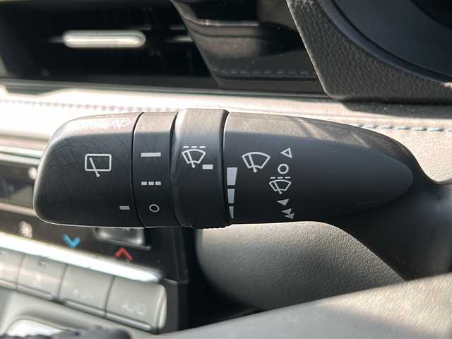 トヨタ ヴォクシー S－Z 三重県 2022(令4)年 4.5万km ホワイトパールクリスタルシャイン 純正ナビ/バックカメラ/両側パワースライドドア/ビルトインETC2.0/パワーバックドア/1・2列シートヒーター/革巻きステアリング/ステアリングリモコン/前後コーナーセンサー/電子パーキング/USB給電ポート/リヤサンシェード/スペアキー/オートハイビーム/純正フロアマット/オットマン/電動格納ミラー/禁煙車