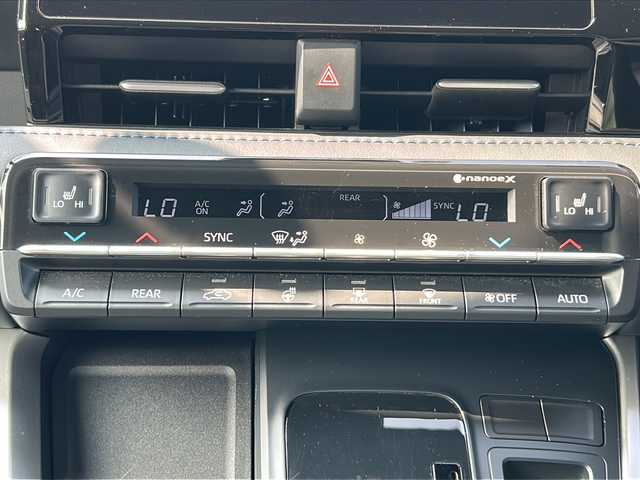 トヨタ ヴォクシー S－Z 三重県 2022(令4)年 4.5万km ホワイトパールクリスタルシャイン 純正ナビ/バックカメラ/両側パワースライドドア/ビルトインETC2.0/パワーバックドア/1・2列シートヒーター/革巻きステアリング/ステアリングリモコン/前後コーナーセンサー/電子パーキング/USB給電ポート/リヤサンシェード/スペアキー/オートハイビーム/純正フロアマット/オットマン/電動格納ミラー/禁煙車