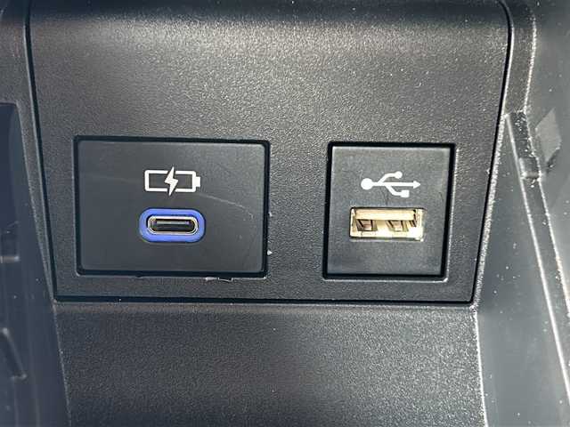 トヨタ ヴォクシー S－Z 三重県 2022(令4)年 4.5万km ホワイトパールクリスタルシャイン 純正ナビ/バックカメラ/両側パワースライドドア/ビルトインETC2.0/パワーバックドア/1・2列シートヒーター/革巻きステアリング/ステアリングリモコン/前後コーナーセンサー/電子パーキング/USB給電ポート/リヤサンシェード/スペアキー/オートハイビーム/純正フロアマット/オットマン/電動格納ミラー/禁煙車