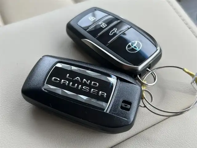 トヨタ ランドクルーザー ZX 愛媛県 2024(令6)年 0.1万km プレシャスホワイトパール メーカーオプション純正ナビ/BT/AM・FM/フルセグTV/JBLサウンド/リヤエンターテインメントシステム/ビルトインETC2.0/前後ドライブレコーダー/全方位カメラ/モデリスタエアロパーツ/サンルーフ/ルーフレール/本革シート/前席パワーシート/全席シートヒーター・クーラー/D席シートメモリー/ステアリングヒーター/オートライト/オートマチックハイビーム/追従型クルーズコントロール/ブラインドスポットモニター/ヘッドアップディスプレイ/4WD/ダウンヒルアシストコントロール/センターデフロック/純正アルミホイール/純正アルミホイール