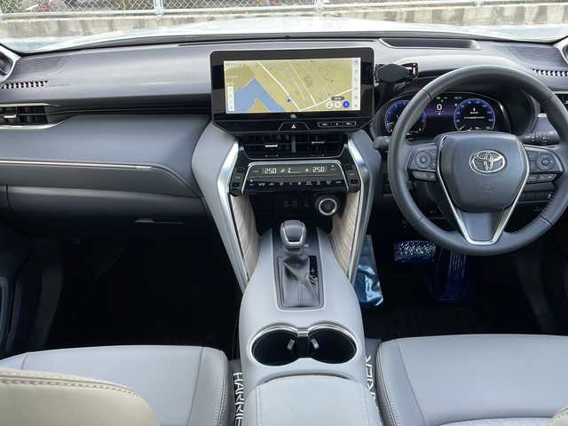 トヨタ ハリアー Z 山口県 2024(令6)年 0.4万km プラチナホワイトパールマイカ ワンオーナー/調光パノラマルーフ/JBLプレミアムサウンド/純正12.3インチディスプレイオーディオ/・ナビキット/・フルセグテレビ/・Bluetooth/・AM/FM/USB/Miracast/バックカメラ/デジタルインナーミラー/ETC2.0/トヨタセーフティセンス/・プリクラッシュセーフティ/・レーダークルーズコントロール/・レーントレーシングアシスト/・オートマチックハイビーム/・ブラインドスポットモニター/・クリアランスソナー/ヘッドアップディスプレイ/D席パワーシート/純正LEDヘッドライト/パワーバックドア/純正19インチAW/スマートキー/スペアキー/取扱説明書/保証書