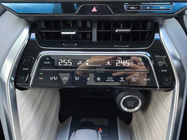 トヨタ ハリアー Z 山口県 2024(令6)年 0.4万km プラチナホワイトパールマイカ ワンオーナー/調光パノラマルーフ/JBLプレミアムサウンド/純正12.3インチディスプレイオーディオ/・ナビキット/・フルセグテレビ/・Bluetooth/・AM/FM/USB/Miracast/バックカメラ/デジタルインナーミラー/ETC2.0/トヨタセーフティセンス/・プリクラッシュセーフティ/・レーダークルーズコントロール/・レーントレーシングアシスト/・オートマチックハイビーム/・ブラインドスポットモニター/・クリアランスソナー/ヘッドアップディスプレイ/D席パワーシート/純正LEDヘッドライト/パワーバックドア/純正19インチAW/スマートキー/スペアキー/取扱説明書/保証書