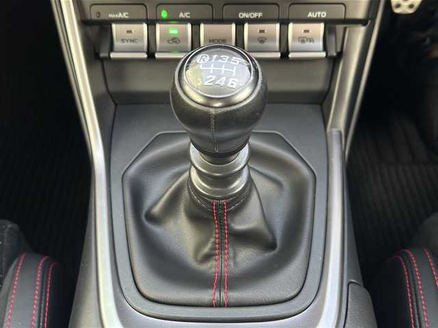 スバル ＢＲＺ S 福岡県 2022(令4)年 0.5万km WRブルーパール 登録時走行距離 4654km/6速MT/純正8インチナビ/→AM/FM/フルセグTV/→CD/DVD/バックカメラ/クルーズコントロール/前方ドライブレコーダー/ETC/ステアリングリモコン/ハーフレザーシート/前席シートヒーター/LEDオートライト/純正18インチアルミ/プッシュスタート/スマートキー