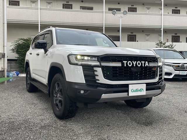 トヨタ ランドクルーザー GRスポーツ 兵庫県 2024(令6)年 0.7万km プレシャスホワイトパール SDナビ 12.3インチディスプレイ /地デジTV Blu-ray/DVD/CD/microSD USB端子 AppleCarPlay/AndroidAuto/JBLプレミアムサウンドシステム (14スピーカー)/クールボックス/ムーンルーフ /セーフティセンス（衝突回避支援パッケージ）/ブラインドスポットモニター/パーキングサポートブレーキ/先行車発進告知機能/パノラミックビューモニター /マルチテレインセレクト/ドライブモードセレクト(ECO/COMFORT/NORMAL/SPORT/SPORT_S+) LEDヘッドランプ/おむかえ照明機能付LEDクリアランスランプ/シーケンシャルターンランプ /ブラックドアミラー（電動オート格納機能）/エレクトロニックキネティックダイナミックサスペンションシステム AVS/電動デフロック（フロント/リア） /7インチTFTカラーマルチインフォメーションディスプレイ/カラーヘッドアップディスプレイ/ステアリングヒーター/テレスコピックステアリング/左右後席独立温度調整オートエアコン /パワーシート（運転席/助手席）/パワーバックドア/指紋認証スタートスイッチ/充電用USBタイプC端子（前席1個/後席2個）/スタッドレスタイヤ積込