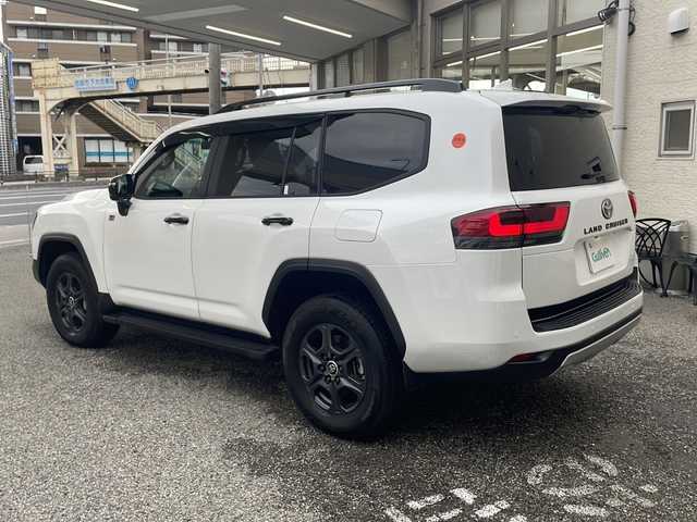 トヨタ ランドクルーザー GRスポーツ 兵庫県 2024(令6)年 0.7万km プレシャスホワイトパール SDナビ 12.3インチディスプレイ /地デジTV Blu-ray/DVD/CD/microSD USB端子 AppleCarPlay/AndroidAuto/JBLプレミアムサウンドシステム (14スピーカー)/クールボックス/ムーンルーフ /セーフティセンス（衝突回避支援パッケージ）/ブラインドスポットモニター/パーキングサポートブレーキ/先行車発進告知機能/パノラミックビューモニター /マルチテレインセレクト/ドライブモードセレクト(ECO/COMFORT/NORMAL/SPORT/SPORT_S+) LEDヘッドランプ/おむかえ照明機能付LEDクリアランスランプ/シーケンシャルターンランプ /ブラックドアミラー（電動オート格納機能）/エレクトロニックキネティックダイナミックサスペンションシステム AVS/電動デフロック（フロント/リア） /7インチTFTカラーマルチインフォメーションディスプレイ/カラーヘッドアップディスプレイ/ステアリングヒーター/テレスコピックステアリング/左右後席独立温度調整オートエアコン /パワーシート（運転席/助手席）/パワーバックドア/指紋認証スタートスイッチ/充電用USBタイプC端子（前席1個/後席2個）/スタッドレスタイヤ積込