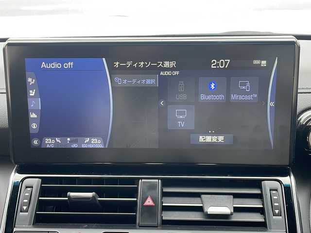 トヨタ ランドクルーザー GRスポーツ 兵庫県 2024(令6)年 0.7万km プレシャスホワイトパール SDナビ 12.3インチディスプレイ /地デジTV Blu-ray/DVD/CD/microSD USB端子 AppleCarPlay/AndroidAuto/JBLプレミアムサウンドシステム (14スピーカー)/クールボックス/ムーンルーフ /セーフティセンス（衝突回避支援パッケージ）/ブラインドスポットモニター/パーキングサポートブレーキ/先行車発進告知機能/パノラミックビューモニター /マルチテレインセレクト/ドライブモードセレクト(ECO/COMFORT/NORMAL/SPORT/SPORT_S+) LEDヘッドランプ/おむかえ照明機能付LEDクリアランスランプ/シーケンシャルターンランプ /ブラックドアミラー（電動オート格納機能）/エレクトロニックキネティックダイナミックサスペンションシステム AVS/電動デフロック（フロント/リア） /7インチTFTカラーマルチインフォメーションディスプレイ/カラーヘッドアップディスプレイ/ステアリングヒーター/テレスコピックステアリング/左右後席独立温度調整オートエアコン /パワーシート（運転席/助手席）/パワーバックドア/指紋認証スタートスイッチ/充電用USBタイプC端子（前席1個/後席2個）/スタッドレスタイヤ積込