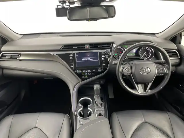 トヨタ カムリ WSレザーパッケージ 愛知県 2019(令1)年 4.9万km プラチナホワイトパールマイカ 禁煙車/ワンオーナー/純正8インチナビ/（CD/DVD/Bluetooth/フルセグTV/USB)/バックカメラ/トヨタセーフティセンス/・プリクラッシュセーフティ/・レーダークルーズコントロール/・レーントレーシングアシスト/・オートマチックハイビーム/・ロードサインアシスト/・ブラインドスポットモニター/・パーキングサポートブレーキ/・パーキングサポートブレーキ/ヘッドアップディスプレイ/ETC/前後ドライブレコーダー/レザーシート/シートヒーター/パワーシート/パドルシフト/純正18インチアルミホイール/スマートキー/スペアキー1本/プッシュスタート/LEDヘッドライト/フロントフォグランプ/オートライト/純正フロアマット/横滑り防止装置/電子パーキングブレーキ/オートホールド