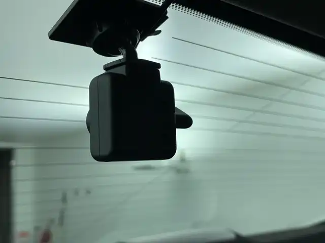 トヨタ カムリ WSレザーパッケージ 愛知県 2019(令1)年 4.9万km プラチナホワイトパールマイカ 禁煙車/ワンオーナー/純正8インチナビ/（CD/DVD/Bluetooth/フルセグTV/USB)/バックカメラ/トヨタセーフティセンス/・プリクラッシュセーフティ/・レーダークルーズコントロール/・レーントレーシングアシスト/・オートマチックハイビーム/・ロードサインアシスト/・ブラインドスポットモニター/・パーキングサポートブレーキ/・パーキングサポートブレーキ/ヘッドアップディスプレイ/ETC/前後ドライブレコーダー/レザーシート/シートヒーター/パワーシート/パドルシフト/純正18インチアルミホイール/スマートキー/スペアキー1本/プッシュスタート/LEDヘッドライト/フロントフォグランプ/オートライト/純正フロアマット/横滑り防止装置/電子パーキングブレーキ/オートホールド