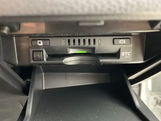 トヨタ カムリ WSレザーパッケージ 愛知県 2019(令1)年 4.9万km プラチナホワイトパールマイカ 禁煙車/ワンオーナー/純正8インチナビ/（CD/DVD/Bluetooth/フルセグTV/USB)/バックカメラ/トヨタセーフティセンス/・プリクラッシュセーフティ/・レーダークルーズコントロール/・レーントレーシングアシスト/・オートマチックハイビーム/・ロードサインアシスト/・ブラインドスポットモニター/・パーキングサポートブレーキ/・パーキングサポートブレーキ/ヘッドアップディスプレイ/ETC/前後ドライブレコーダー/レザーシート/シートヒーター/パワーシート/パドルシフト/純正18インチアルミホイール/スマートキー/スペアキー1本/プッシュスタート/LEDヘッドライト/フロントフォグランプ/オートライト/純正フロアマット/横滑り防止装置/電子パーキングブレーキ/オートホールド