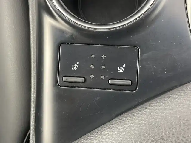 トヨタ カムリ WSレザーパッケージ 愛知県 2019(令1)年 4.9万km プラチナホワイトパールマイカ 禁煙車/ワンオーナー/純正8インチナビ/（CD/DVD/Bluetooth/フルセグTV/USB)/バックカメラ/トヨタセーフティセンス/・プリクラッシュセーフティ/・レーダークルーズコントロール/・レーントレーシングアシスト/・オートマチックハイビーム/・ロードサインアシスト/・ブラインドスポットモニター/・パーキングサポートブレーキ/・パーキングサポートブレーキ/ヘッドアップディスプレイ/ETC/前後ドライブレコーダー/レザーシート/シートヒーター/パワーシート/パドルシフト/純正18インチアルミホイール/スマートキー/スペアキー1本/プッシュスタート/LEDヘッドライト/フロントフォグランプ/オートライト/純正フロアマット/横滑り防止装置/電子パーキングブレーキ/オートホールド