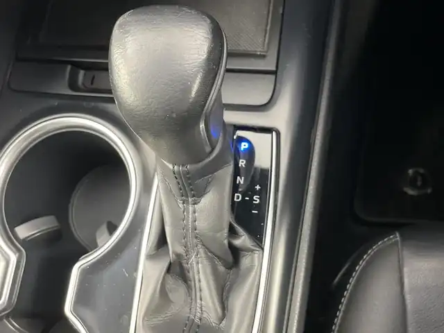 トヨタ カムリ WSレザーパッケージ 愛知県 2019(令1)年 4.9万km プラチナホワイトパールマイカ 禁煙車/ワンオーナー/純正8インチナビ/（CD/DVD/Bluetooth/フルセグTV/USB)/バックカメラ/トヨタセーフティセンス/・プリクラッシュセーフティ/・レーダークルーズコントロール/・レーントレーシングアシスト/・オートマチックハイビーム/・ロードサインアシスト/・ブラインドスポットモニター/・パーキングサポートブレーキ/・パーキングサポートブレーキ/ヘッドアップディスプレイ/ETC/前後ドライブレコーダー/レザーシート/シートヒーター/パワーシート/パドルシフト/純正18インチアルミホイール/スマートキー/スペアキー1本/プッシュスタート/LEDヘッドライト/フロントフォグランプ/オートライト/純正フロアマット/横滑り防止装置/電子パーキングブレーキ/オートホールド