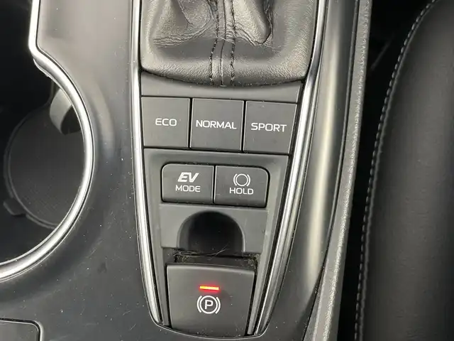 トヨタ カムリ WSレザーパッケージ 愛知県 2019(令1)年 4.9万km プラチナホワイトパールマイカ 禁煙車/ワンオーナー/純正8インチナビ/（CD/DVD/Bluetooth/フルセグTV/USB)/バックカメラ/トヨタセーフティセンス/・プリクラッシュセーフティ/・レーダークルーズコントロール/・レーントレーシングアシスト/・オートマチックハイビーム/・ロードサインアシスト/・ブラインドスポットモニター/・パーキングサポートブレーキ/・パーキングサポートブレーキ/ヘッドアップディスプレイ/ETC/前後ドライブレコーダー/レザーシート/シートヒーター/パワーシート/パドルシフト/純正18インチアルミホイール/スマートキー/スペアキー1本/プッシュスタート/LEDヘッドライト/フロントフォグランプ/オートライト/純正フロアマット/横滑り防止装置/電子パーキングブレーキ/オートホールド