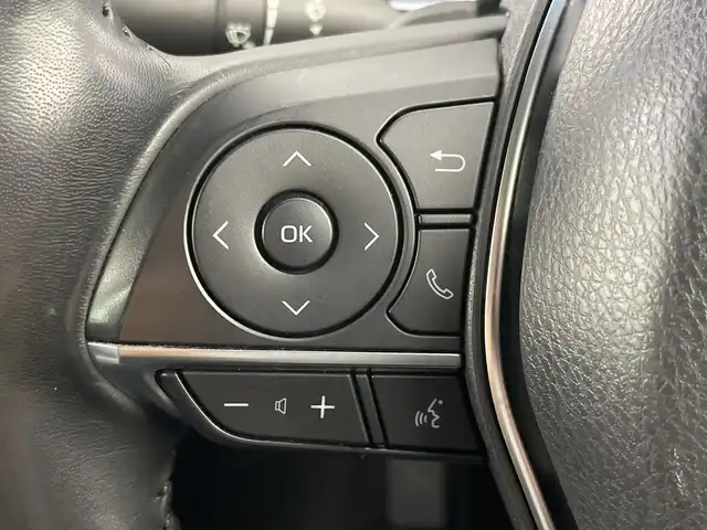 トヨタ カムリ WSレザーパッケージ 愛知県 2019(令1)年 4.9万km プラチナホワイトパールマイカ 禁煙車/ワンオーナー/純正8インチナビ/（CD/DVD/Bluetooth/フルセグTV/USB)/バックカメラ/トヨタセーフティセンス/・プリクラッシュセーフティ/・レーダークルーズコントロール/・レーントレーシングアシスト/・オートマチックハイビーム/・ロードサインアシスト/・ブラインドスポットモニター/・パーキングサポートブレーキ/・パーキングサポートブレーキ/ヘッドアップディスプレイ/ETC/前後ドライブレコーダー/レザーシート/シートヒーター/パワーシート/パドルシフト/純正18インチアルミホイール/スマートキー/スペアキー1本/プッシュスタート/LEDヘッドライト/フロントフォグランプ/オートライト/純正フロアマット/横滑り防止装置/電子パーキングブレーキ/オートホールド