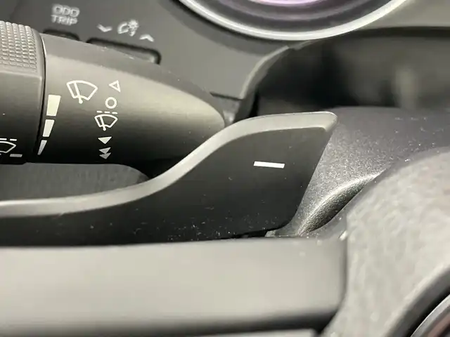 トヨタ カムリ WSレザーパッケージ 愛知県 2019(令1)年 4.9万km プラチナホワイトパールマイカ 禁煙車/ワンオーナー/純正8インチナビ/（CD/DVD/Bluetooth/フルセグTV/USB)/バックカメラ/トヨタセーフティセンス/・プリクラッシュセーフティ/・レーダークルーズコントロール/・レーントレーシングアシスト/・オートマチックハイビーム/・ロードサインアシスト/・ブラインドスポットモニター/・パーキングサポートブレーキ/・パーキングサポートブレーキ/ヘッドアップディスプレイ/ETC/前後ドライブレコーダー/レザーシート/シートヒーター/パワーシート/パドルシフト/純正18インチアルミホイール/スマートキー/スペアキー1本/プッシュスタート/LEDヘッドライト/フロントフォグランプ/オートライト/純正フロアマット/横滑り防止装置/電子パーキングブレーキ/オートホールド