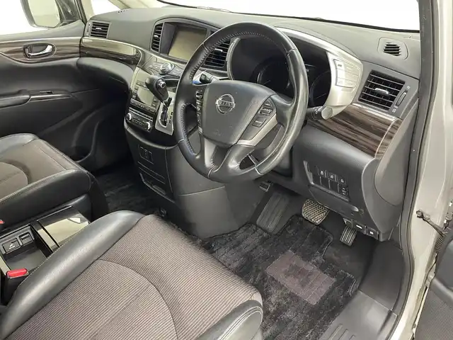 日産 エルグランド 250ハイウェイスターS 兵庫県 2015(平27)年 6.7万km ブリリアントシルバー 純正HDDナビ(CD/DVD/フルセグ/Bluetooth)/アラウンドビューモニター/クルーズコントロール/両側パワースライドドア/フリップダウンモニター/前後コーナーセンサー/ハーフレザーシート/純正18インチアルミホイール/純正フロアマット/LEDヘッドライト/ETC/オートライト/オットマン