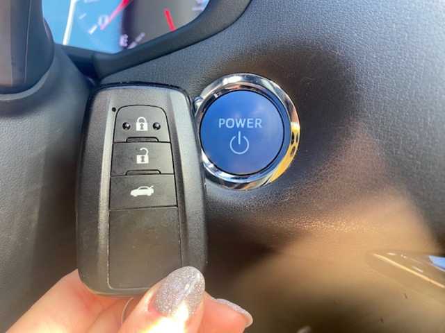 トヨタ クラウン ハイブリッド S 兵庫県 2019(平31)年 8.8万km ダークブルーマイカ 純正ナビ/・Bluetooth/・フルセグTV/追従付きクルーズコントロール/クリアランスソナー/レーンアシスト/オートライト/オートハイビーム/プリクラッシュ/パーキングサポート/RSA/革巻きステアリング/純正マット/ETC/シートヒーター/前後ドラレコ/電動オートパーキングブレーキ