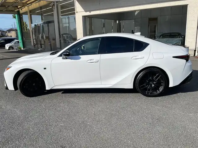 レクサス ＩＳ 500 FスポーツパフォーマンスファーストED 神奈川県 2023(令5)年 0.4万km ホワイトノーヴァガラスフレーク 500台限定車/サンルーフ/純正BBS製19インチAW/純正メモリーナビ・地デジTV/純正CD/DVD/SD/MSV/USB/BT/Miracast/パノラマモニター/ビルトインETC2.0/前後ドライブレコーダー/ベンガラ本木製コンビステアリング/ベンガラ本木製ドアパネル/レクサスセーフティシステム+/レーダークルーズコントロール/PCS/LTA/BSM/PKSA/PKSB/コーナーセンサー/オートハイビーム/LEDヘッドライト/前席パワーシート/シートヒーター/エアシート/ステアリングヒーター/パドルシフト/社外レーダー/プッシュスタート/スマートキー×2/カードキー×1/R7年ディーラー整備記録/保証書・取説あり