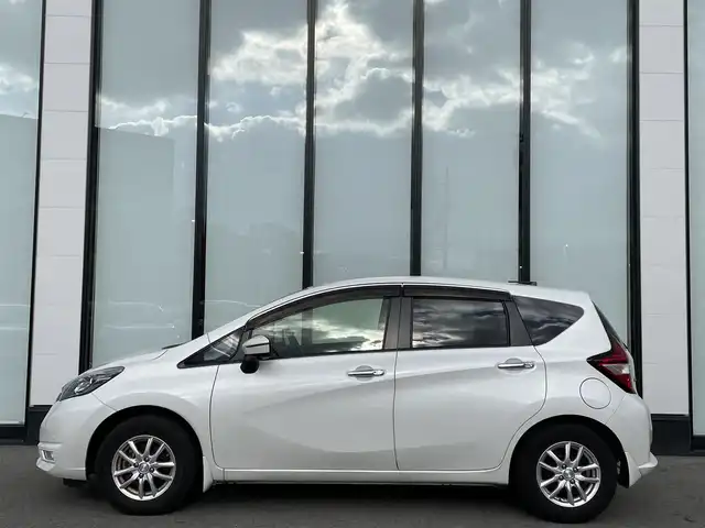 日産 ノート X 大阪府 2017(平29)年 3万km ブリリアントホワイトパール 純正ナビ　/   フルセグＴＶ/CD/DVD/Bluetooth/USB　/アラウンドビューモニター　/衝突軽減ブレーキ/コーナーセンサー　/デジタルインナーミラー　/ＧＲＡＳＳ14インチアルミホイール　/前方ドライブレコーダー/レーンキープアシスト　/純正フロアマット　/プッシュスタート　/オートライト　/スマートキー/取扱説明書/保証書/記録簿