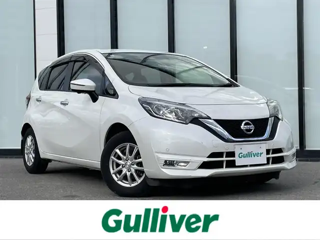 日産 ノート X 大阪府 2017(平29)年 3万km ブリリアントホワイトパール 純正ナビ　/   フルセグＴＶ/CD/DVD/Bluetooth/USB　/アラウンドビューモニター　/衝突軽減ブレーキ/コーナーセンサー　/デジタルインナーミラー　/ＧＲＡＳＳ14インチアルミホイール　/前方ドライブレコーダー/レーンキープアシスト　/純正フロアマット　/プッシュスタート　/オートライト　/スマートキー/取扱説明書/保証書/記録簿